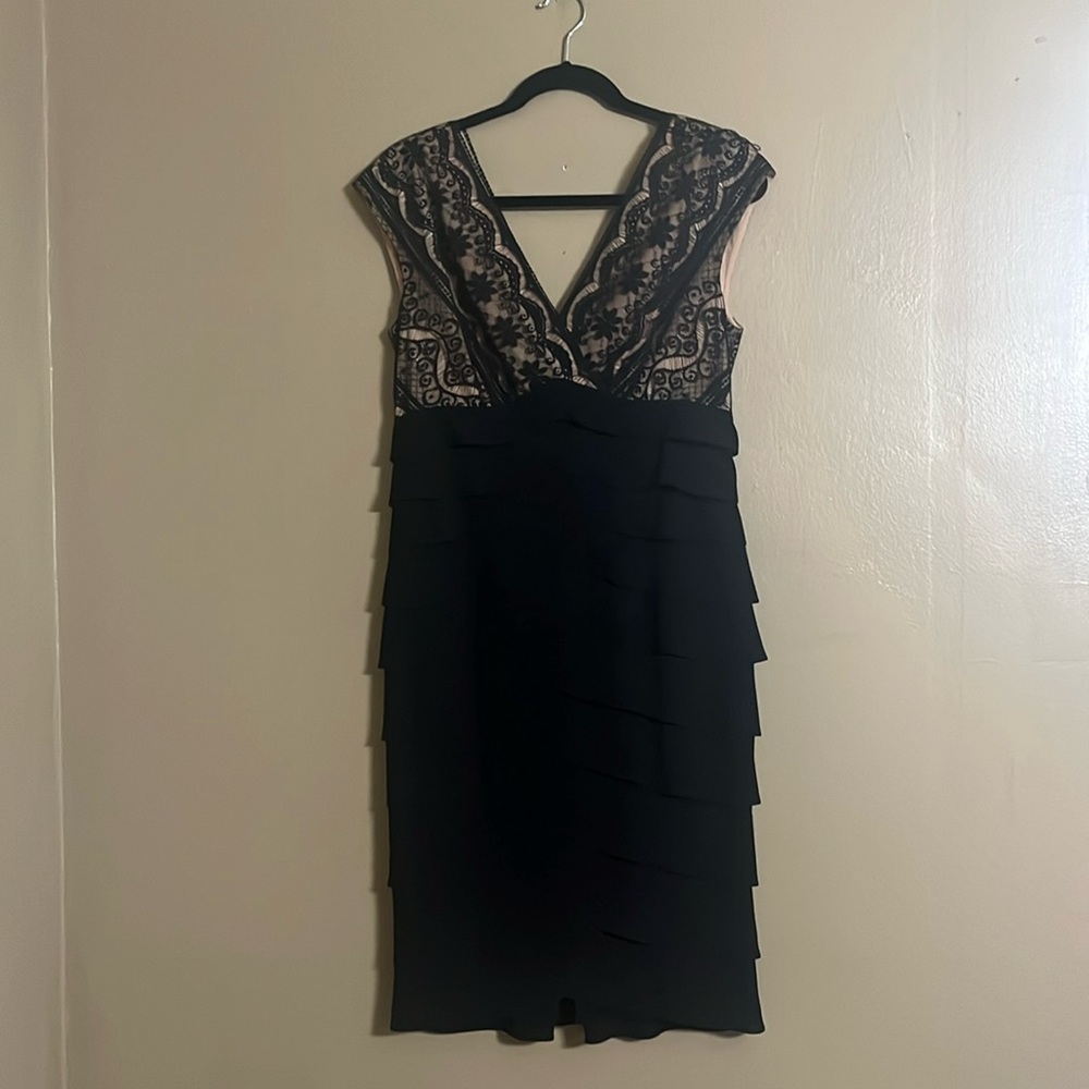 Adrianna Papell Dress Sz 10 Black Cap Sleeves Lace Ruffle Shuttle Formal